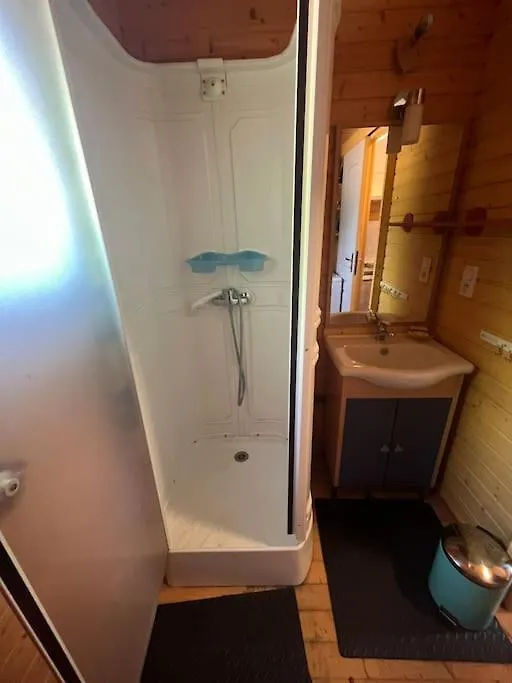 Chalet Les Pieds Dans L'Eau Lacapelle-Viescamp France